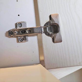 Justera skåpluckor: Avståndet mellan luckan och skåpstommen är för stort Justera skåpluckor: Avståndet mellan luckan och skåpstommen är för stort